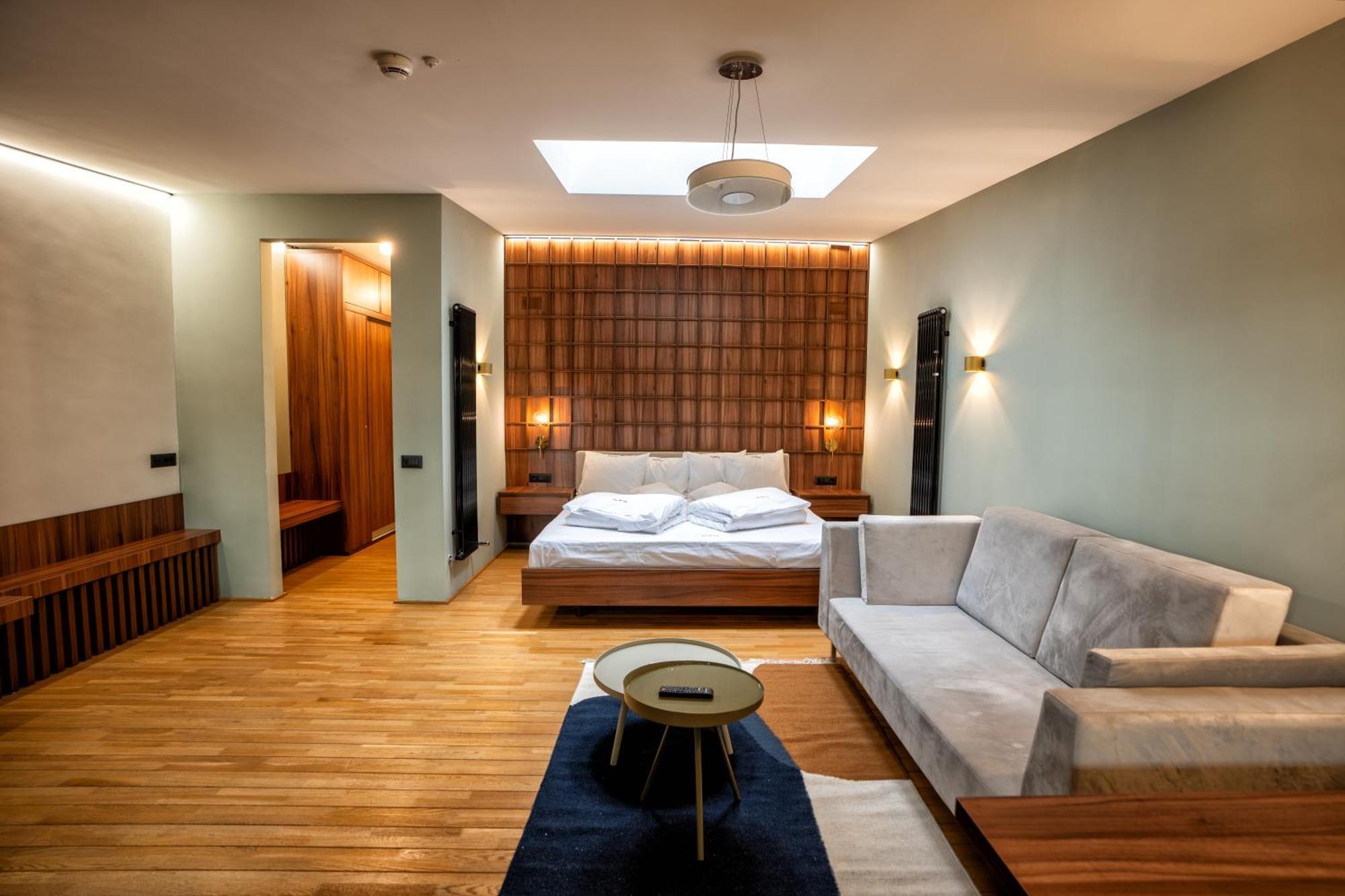 Hotel Curtea Veche Curtea de Argeş Exteriör bild